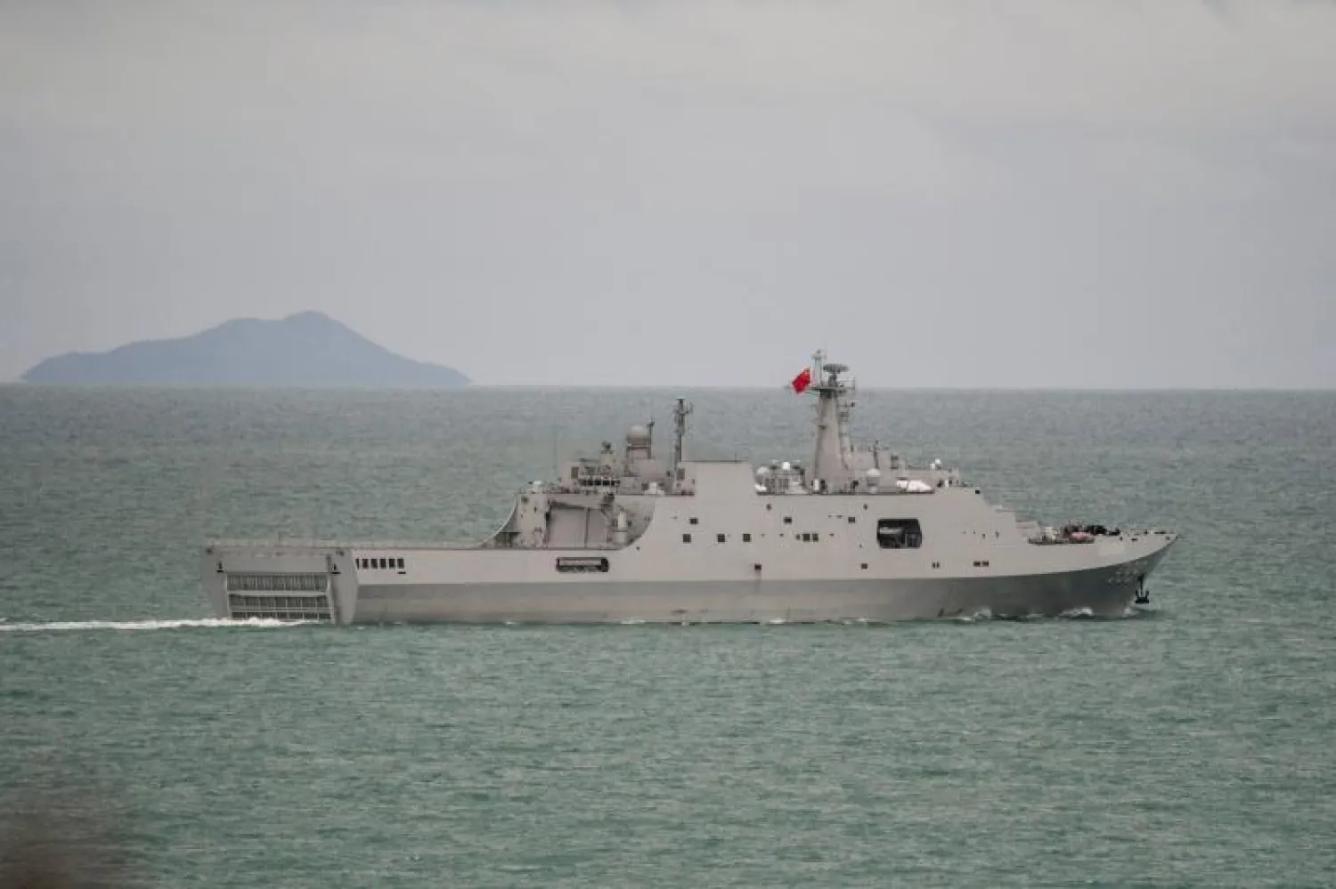 صورة نشرتها وزارة الدفاع الأسترالية للسفينة التي وجهت أشعة الليزر صوب الطائرة (أ.ف.ب)