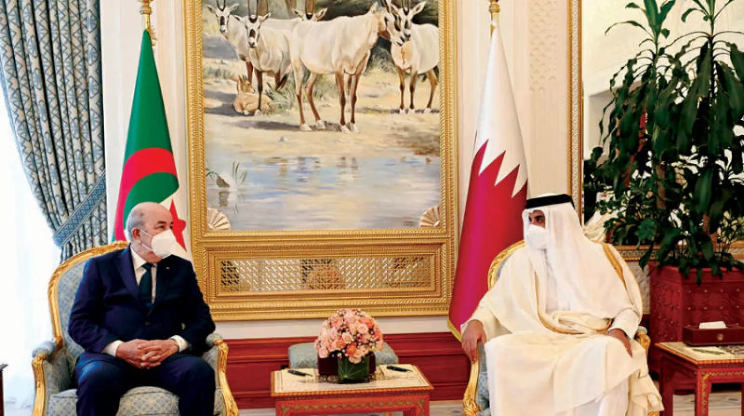 أمير قطر الشيخ تميم بن حمد آل ثاني يستقبل الرئيس الجزائري عبد المجيد تبون في الدوحة أول من أمس (رويترز)