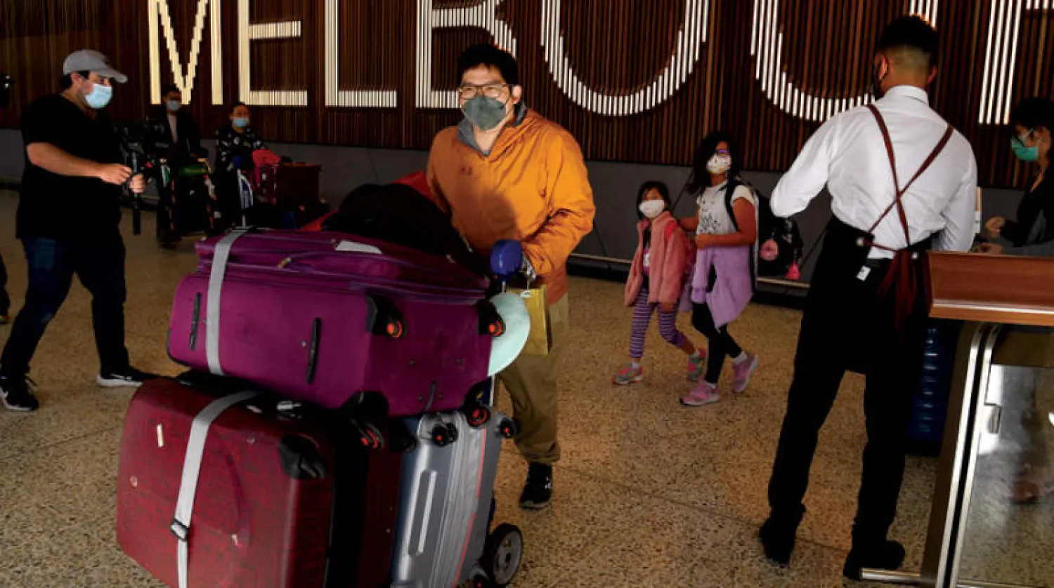 مسافرون لدى وصولهم إلى مطار ملبورن أمس بعدما أعادت أستراليا فتح حدودها الدولية للملقحين ضد فيروس {كورونا} (أ.ف.ب)