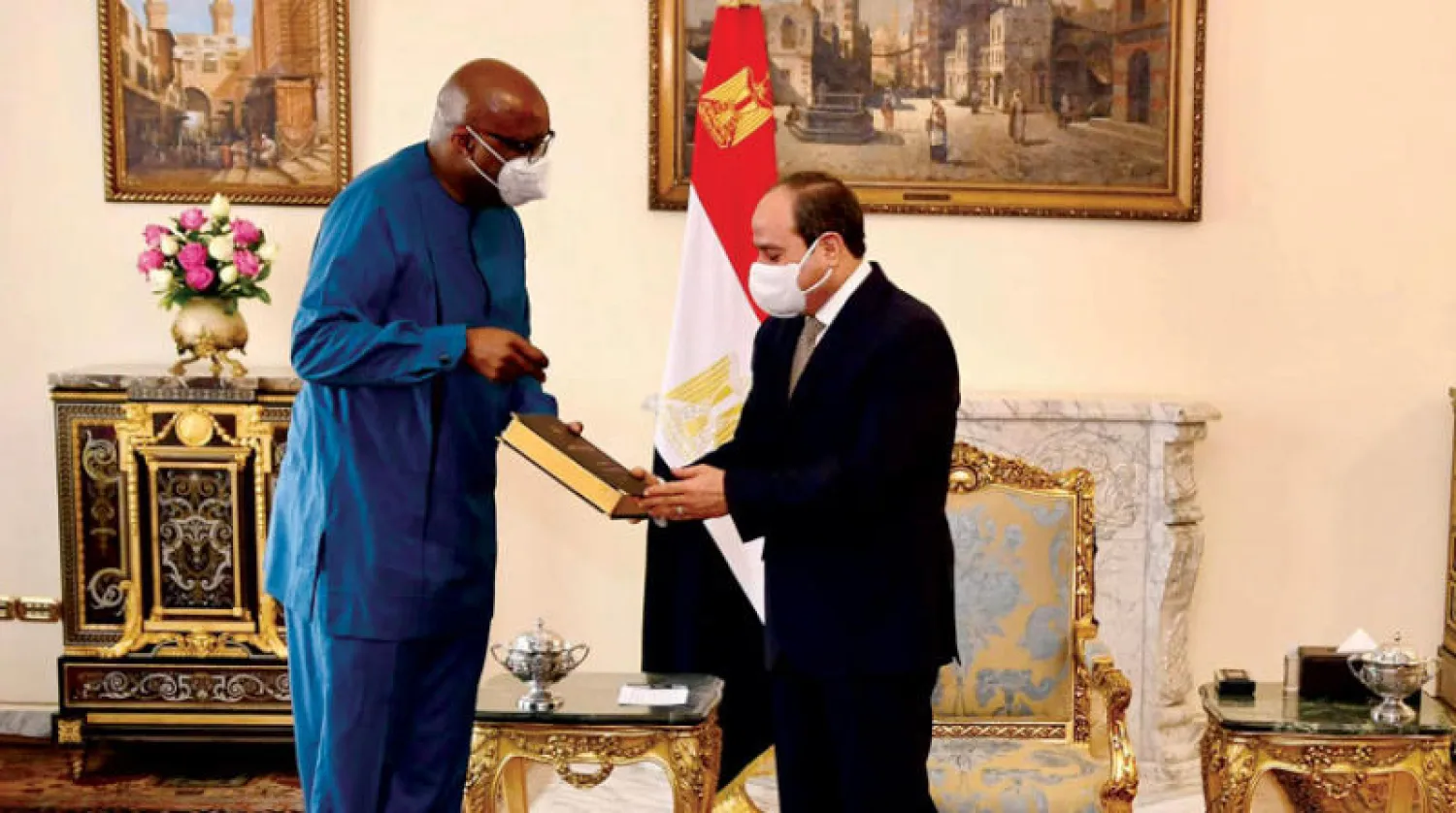 السيسي مستقبلاً إدوارد مالوكا المدير التنفيذي لسكرتارية «الآلية الأفريقية لمراجعة النظراء» (الرئاسة المصرية)