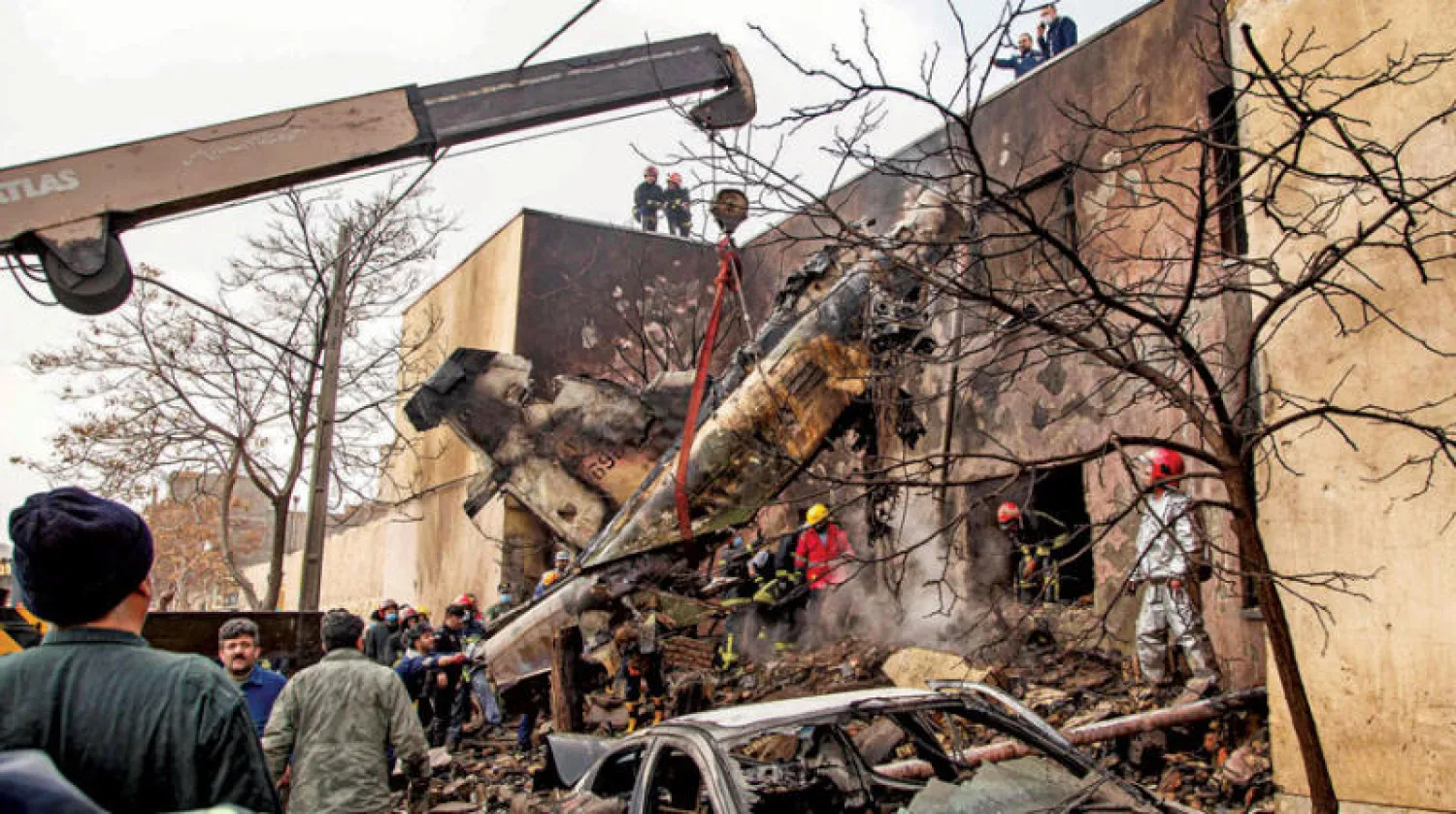 فرق الإنقاذ ترفع حطام مقاتلة «إف - 5» ارتطمت بحائط مدرسة في مدينة تبريز شمال غربي إيران (أ.ف.ب)