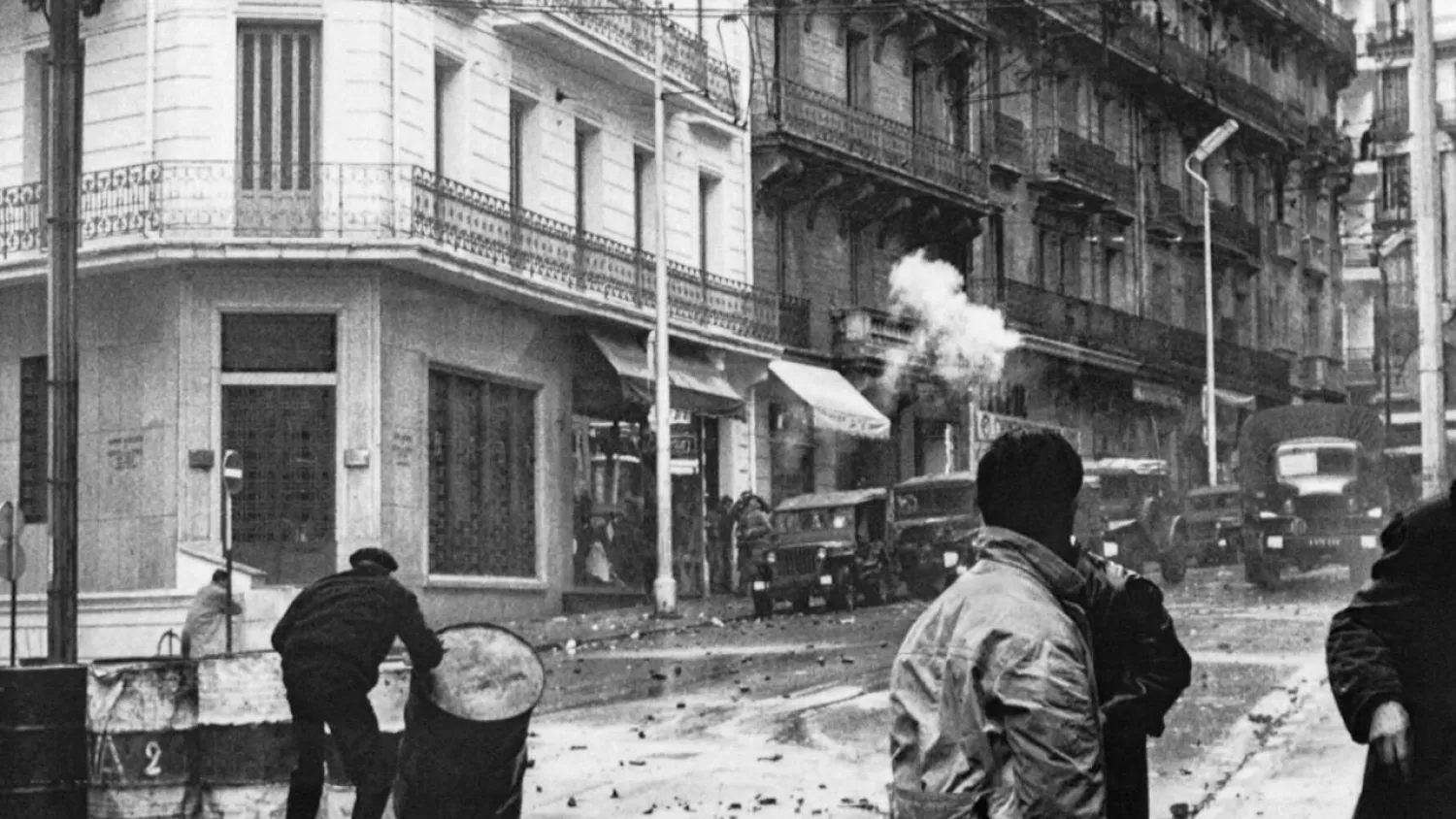 Europeans opposed to the Algerian policy of General de Gaulle violently confront security forces in Algiers on December 10, 1960 - AFP
