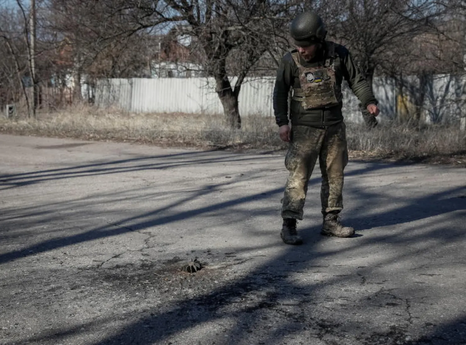 جندي أوكراني يسير في منطقة دونيتسك (رويترز)