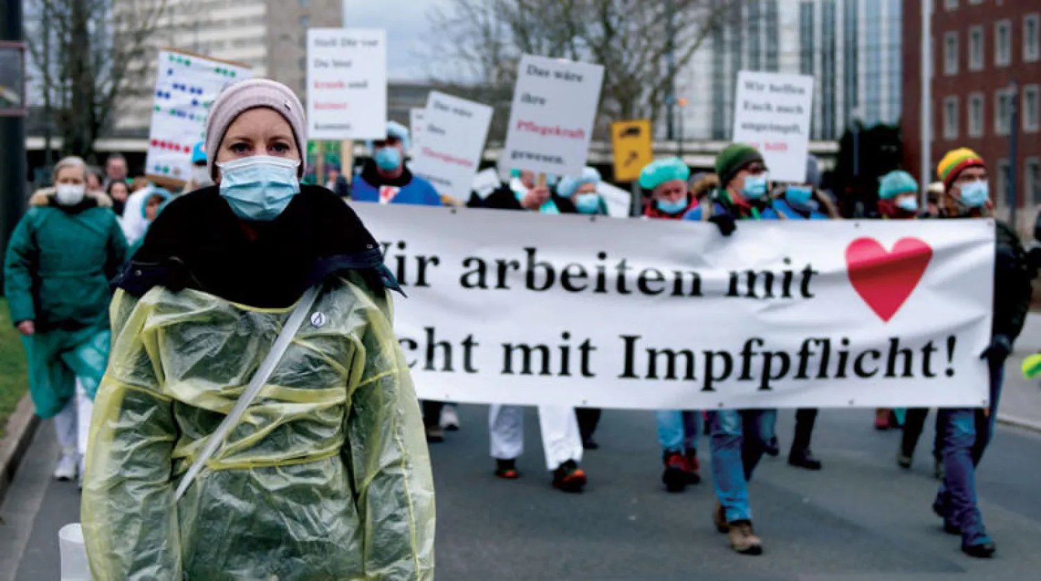تظاهرة في دوسلدورف الألمانية السبت ضد الزامية اللقاحات ضد {كورونا} لموظفي قطاع الصحة (رويترز)
