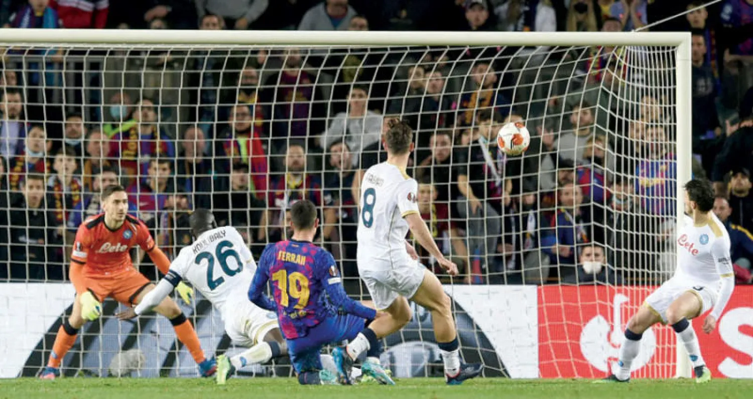 توريس (رقم 19) يسجل هدف التعادل وإنقاذ برشلونة في مرمى نابولي ذهاباً (أ.ف.ب)