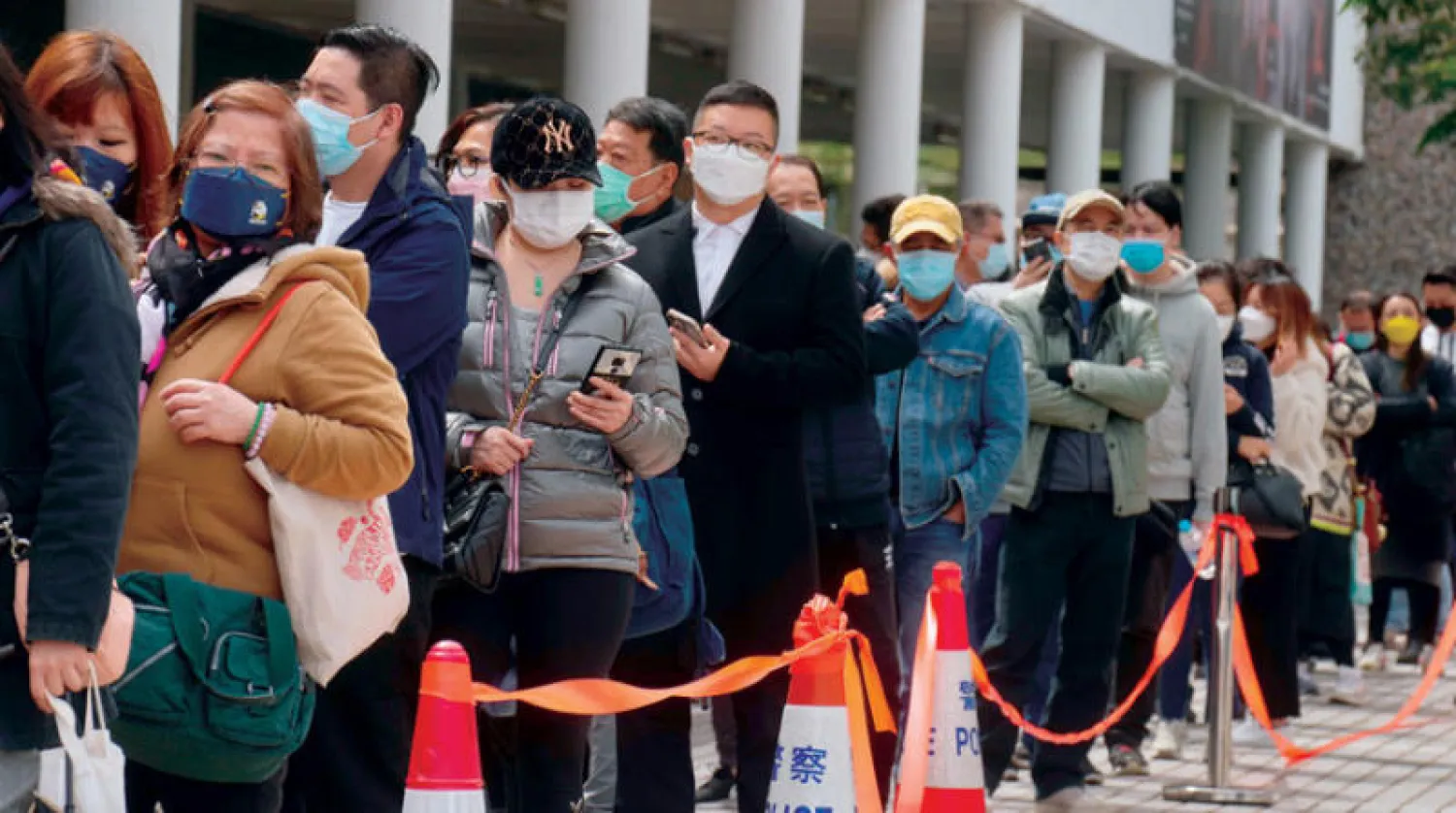 مواطنون في هونغ كونغ ينتظرون الحصول على فحص كورونا أمس (أ.ب)