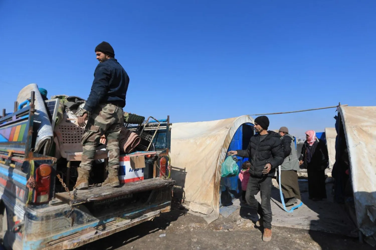 Suriyeli mülteciler çadır kentten geçici konutlarına taşındı. (AFP) 