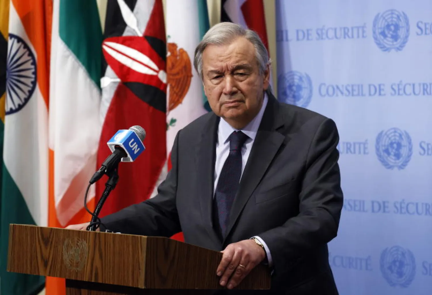 الأمين العام للأمم المتحدة أنطونيو غوتيريش يتلقى أسئلة من المراسلين بشأن الأزمة الأوكرانية بمقر الأمم المتحدة في نيويورك (إ.ب.أ)