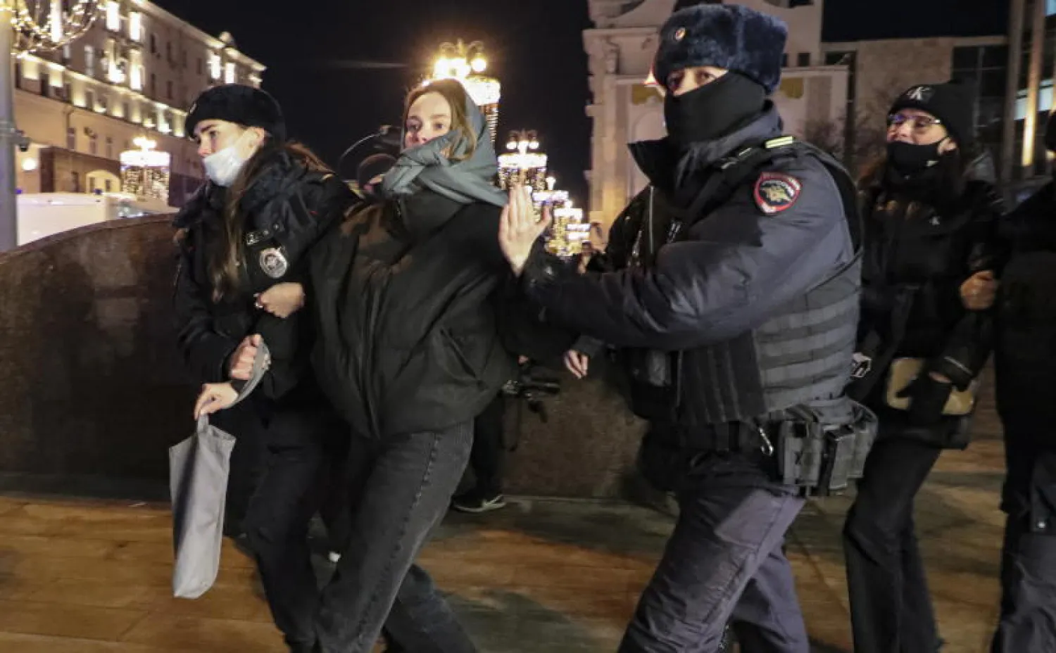 الشرطة الروسية تعتقل متظاهرين مناهضين للحرب في موسكو (إ.ب.أ)