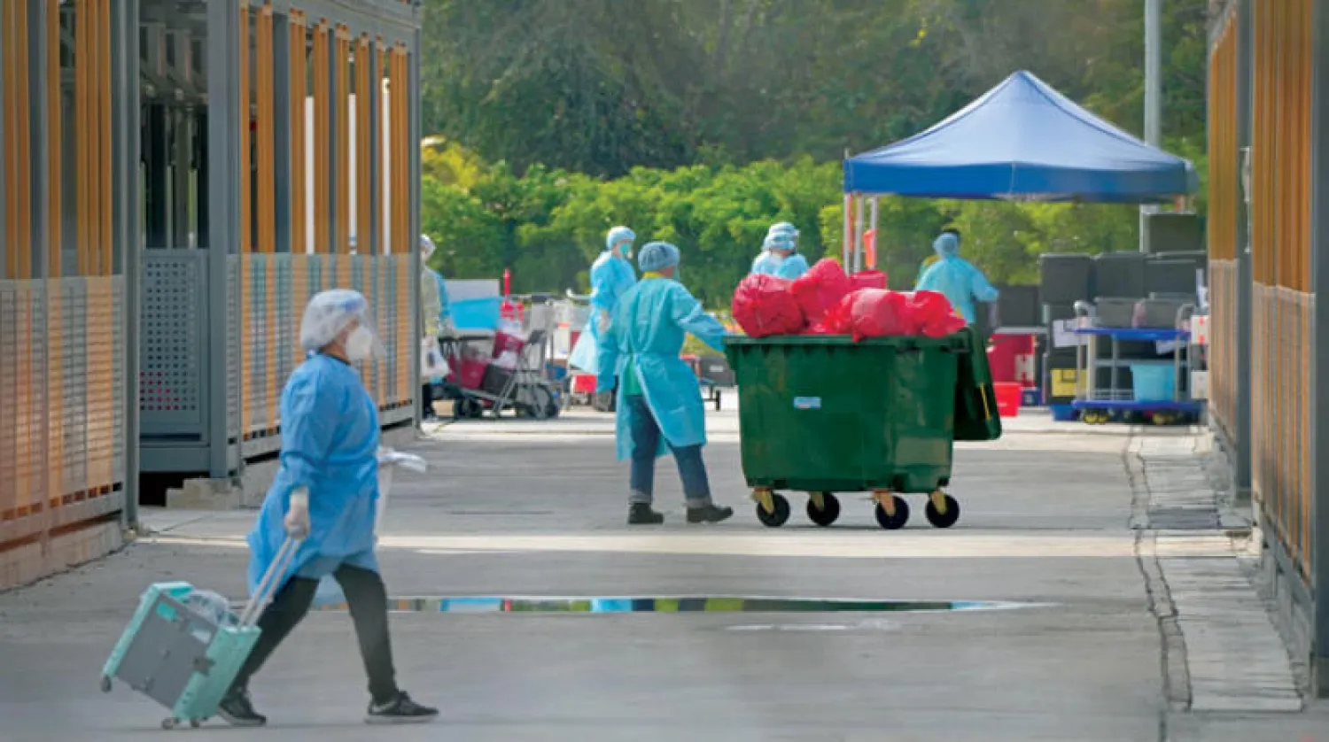 كوادر طبية في مركز عزل بهونغ كونغ (أ.ب)