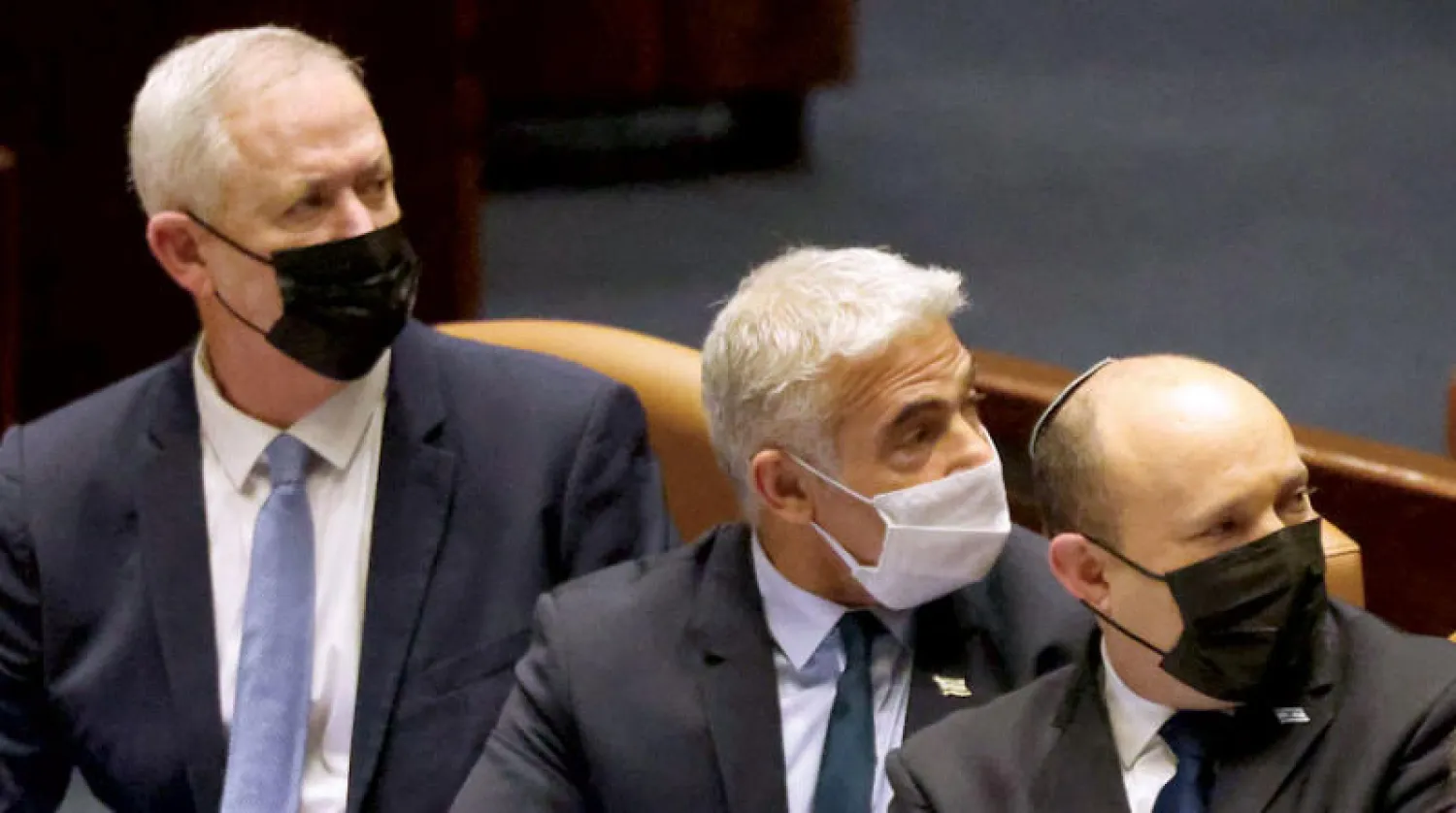 غانتس ولبيد وبنيت خلال جلسة في الكنيست بحضور رئيسة مجلس النواب الأميركي نانسي بيلوسي في 16 فبراير (أ.ف.ب)