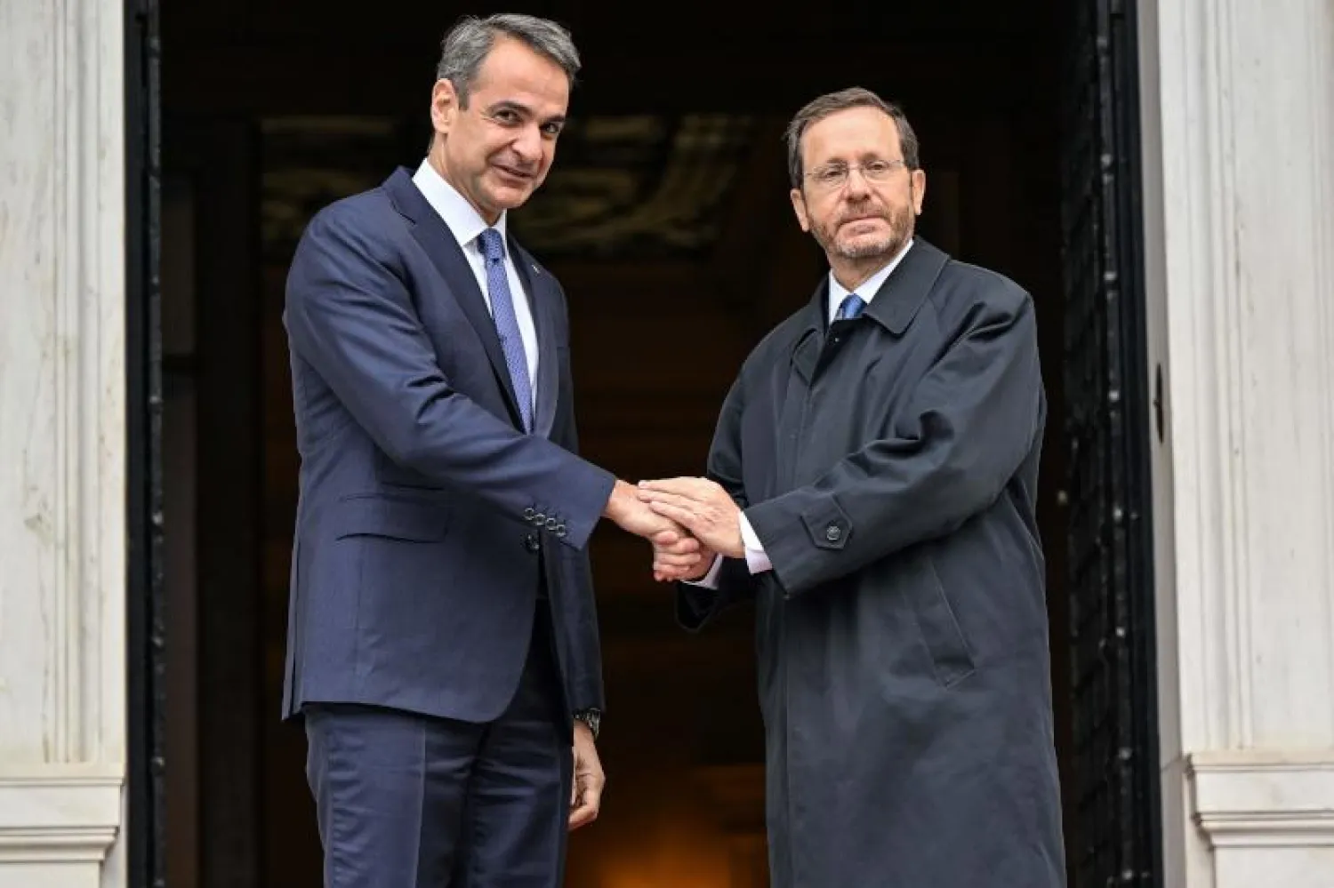 الرئيس الإسرائيلي، يسحاق هرتسوغ ورئيس الوزراء القبرص كيرياكوس ميتسوتاكيس (أ.ف.ب)