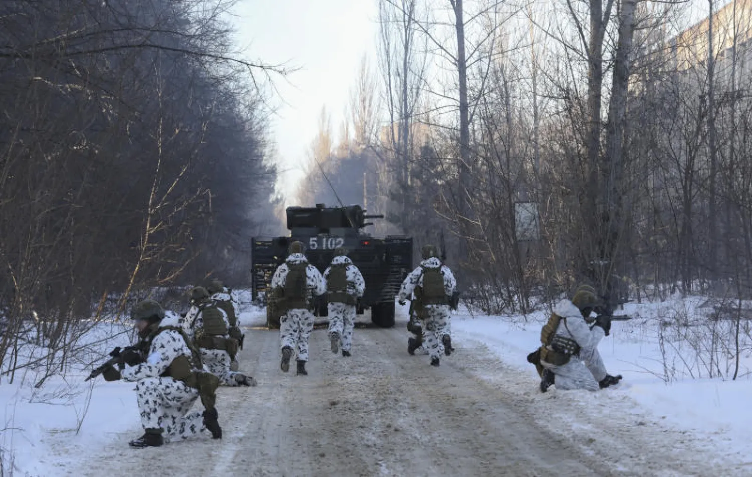 جنود أوكرانيون في تشيرنوبيل (أ.ب)