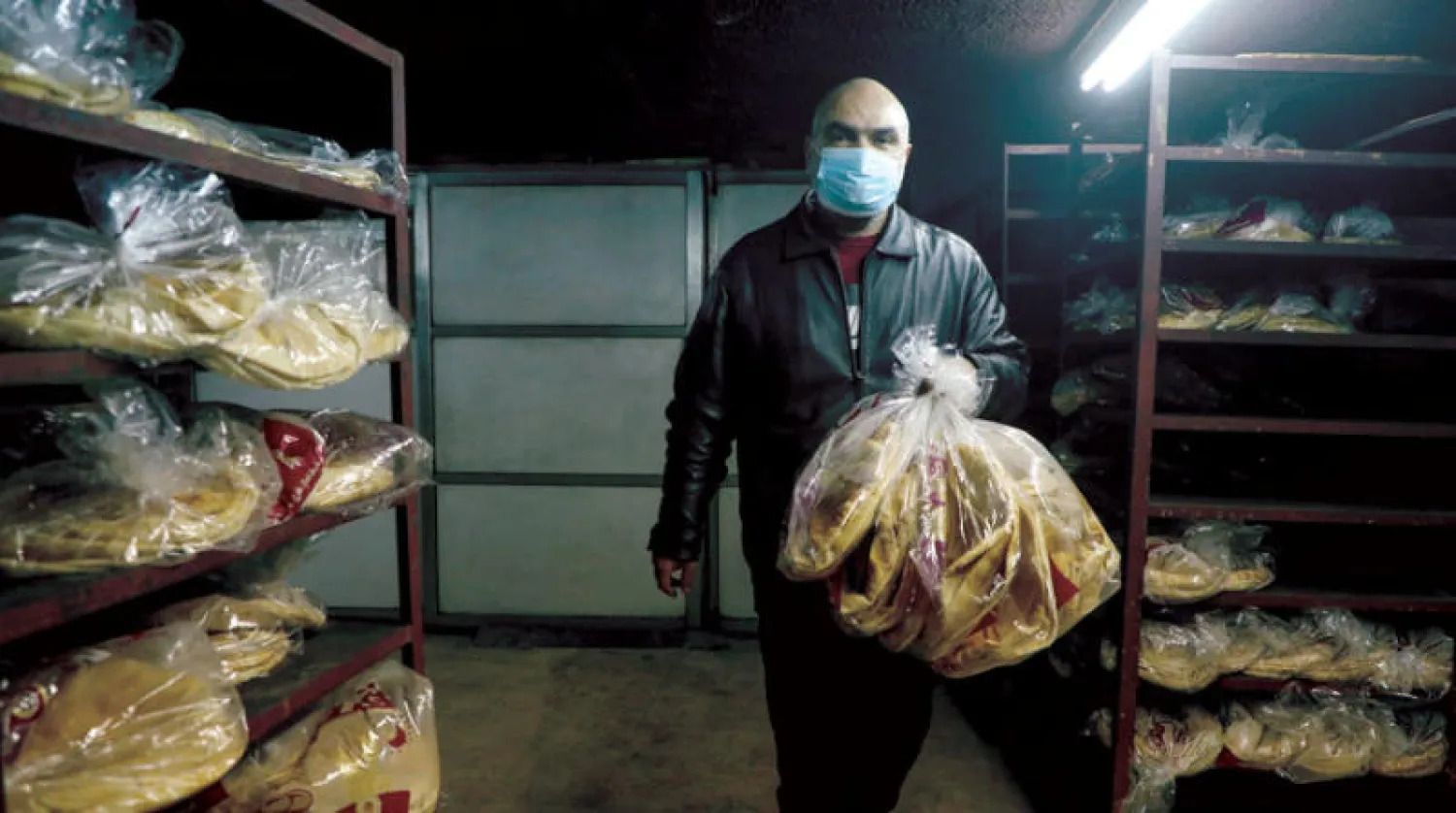 داخل أحد الأفران في بيروت أمس (رويترز)