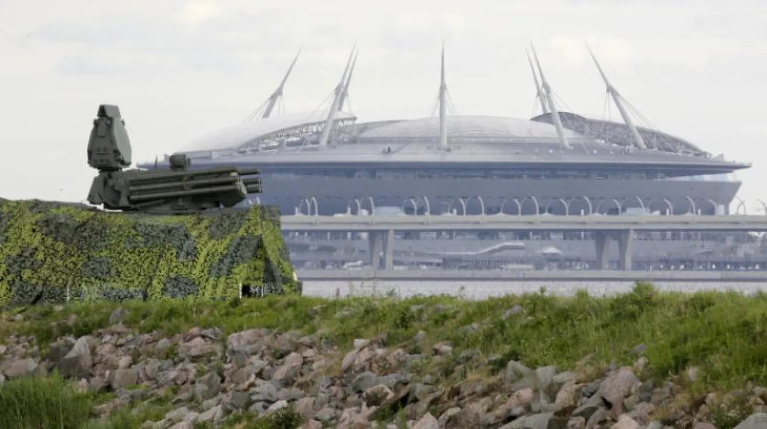 Rusya'nın St. Petersburg stadyumunu koruyan füzeler taşıyan askeri araç (Arşiv - AP)
