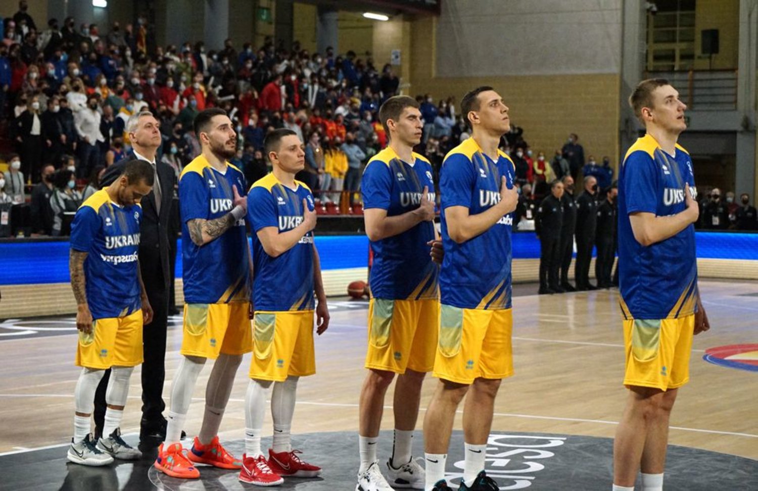 Amid ‘Scary Dream’, Ukraine’s Basketball Team Plays in Spain