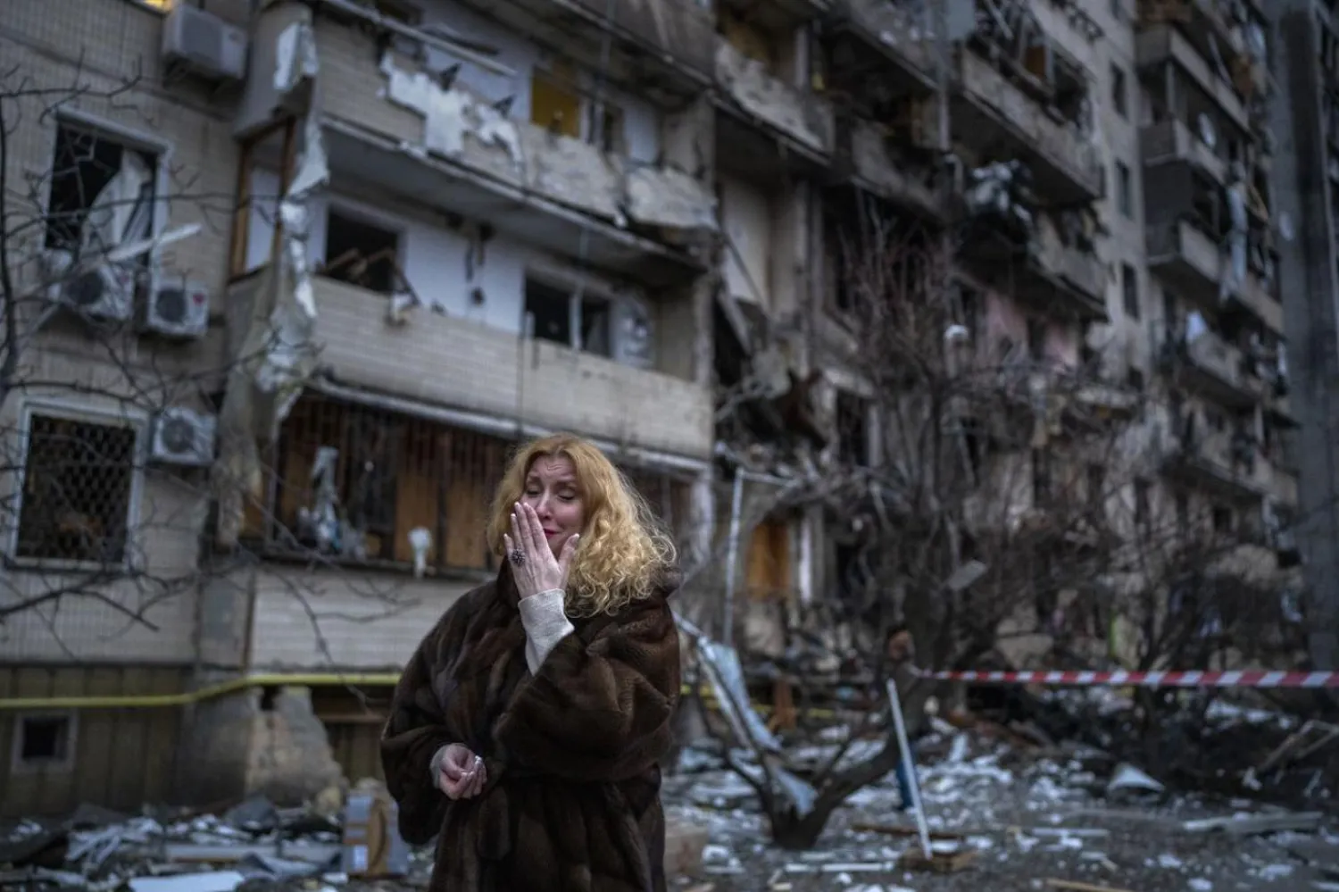 Kiev'in farklı noktalarından bomba sesleri yükselirken çatışmalar hâlâ devm ediyor (AP)