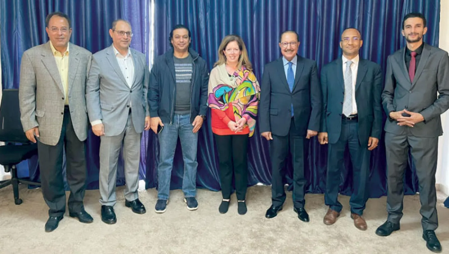 صورة نشرتها في «تويتر» المستشارة الأممية لدى ليبيا ستيفاني ويليامز للقائها مجموعة من المشاركين في لقاء «صناع السلام – ليبيا» بطرابلس