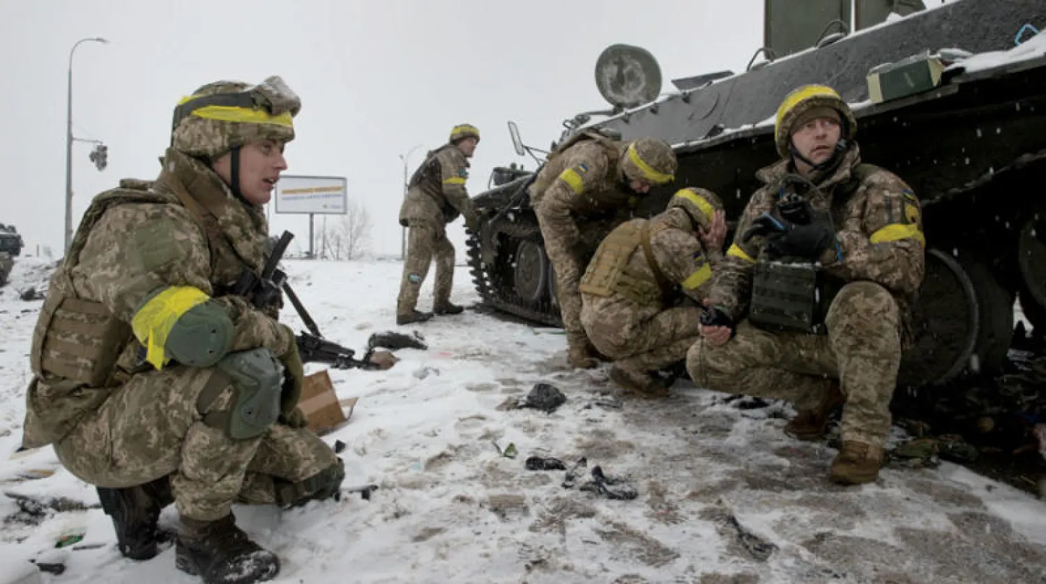 جنود أوكرانيون يشاركون في الدفاع عن خاركيف (نيويورك تايمز)