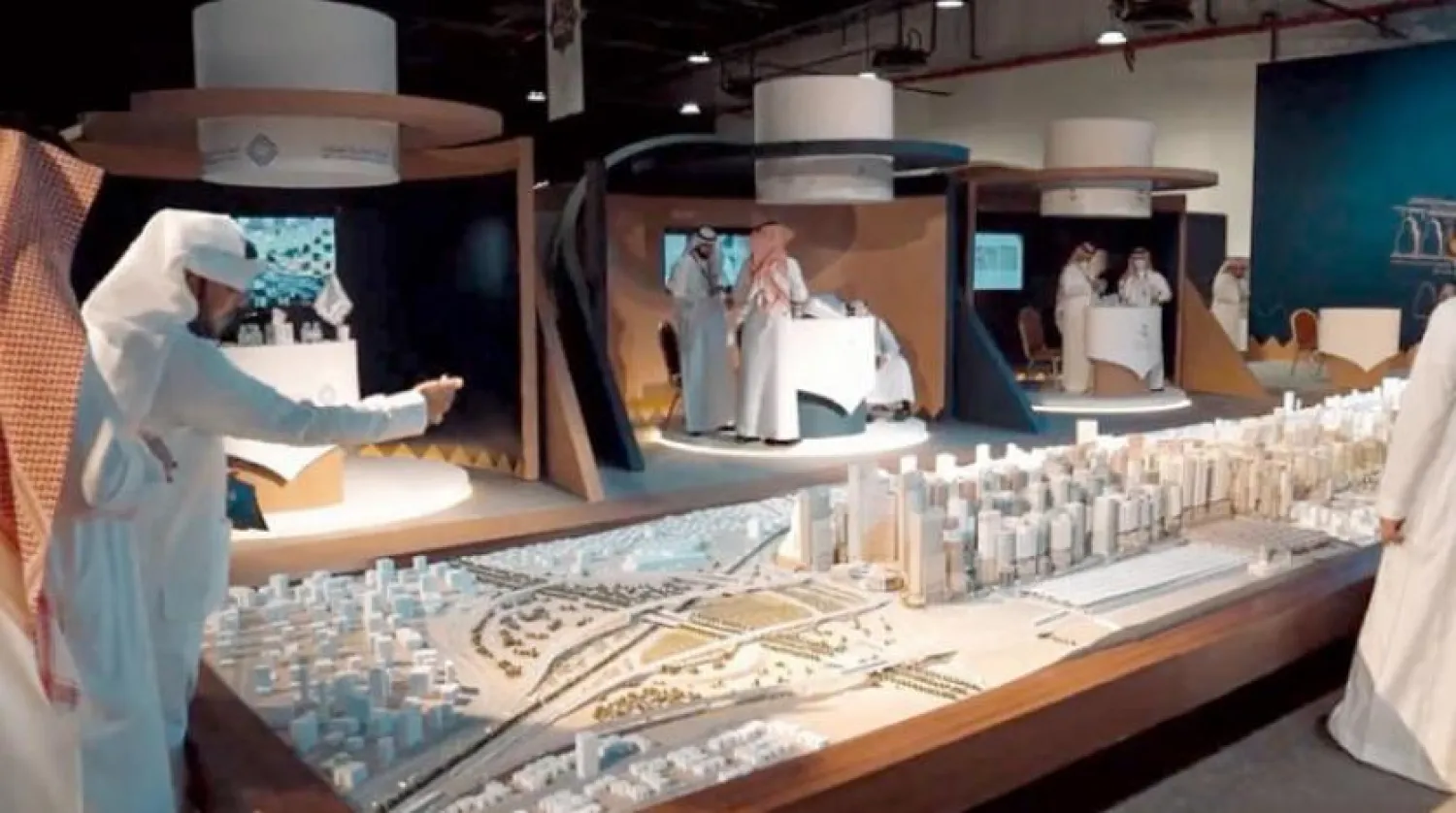 The Real Estate Makers Forum is held at the Makkah Chamber with the participation of government officials and major real estate companies. (Asharq Al-Awsat)
