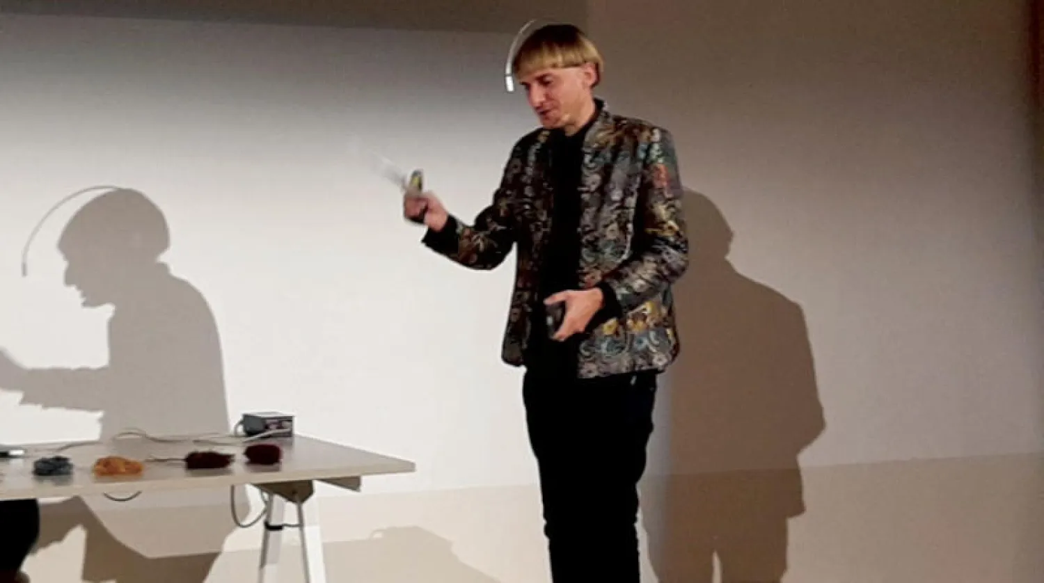 هاربيسون خلال تقديم عرضه