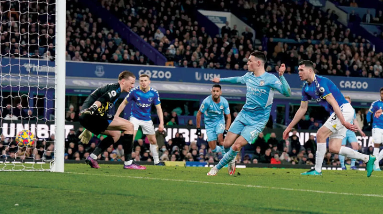 فودين يهز شباك إيفرتون ويحقق فوزاً ثميناً لمانشستر سيتي (إ.ب.أ)
