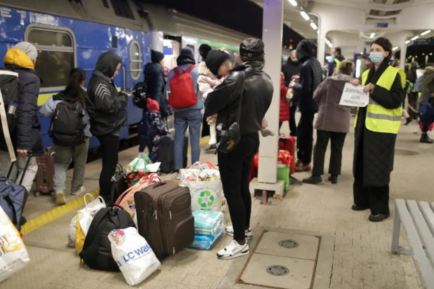 لاجئون من أوكرانيا لحظة وصولهم إلى العاصمة البولندية وارسو (إ.ب.أ)