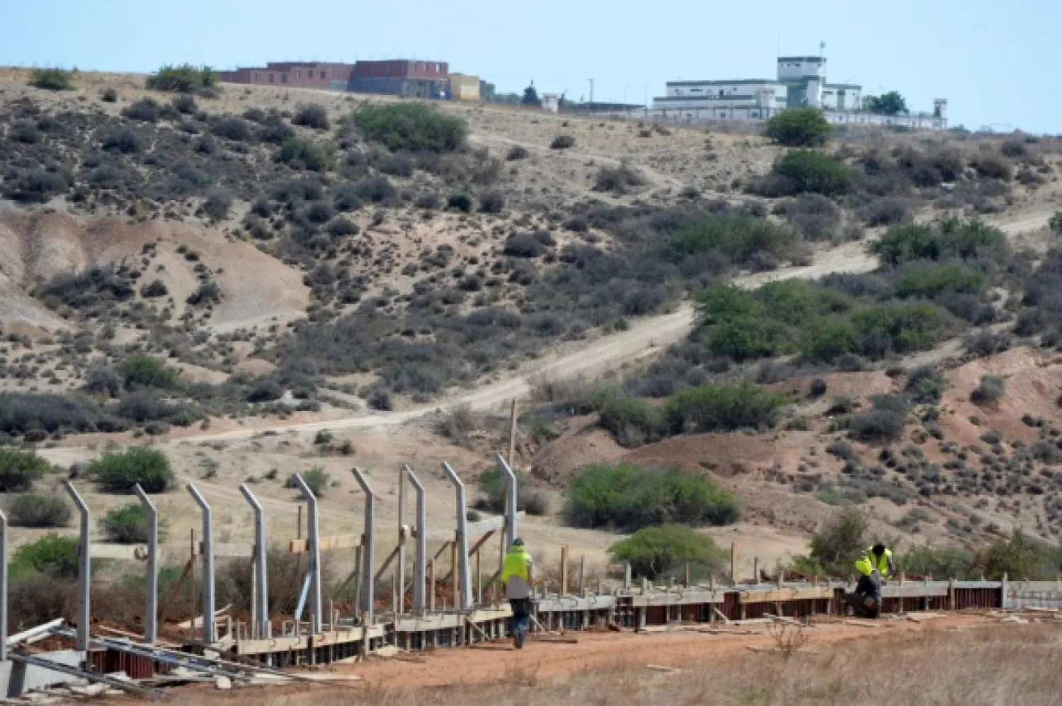 Moroccan laborers set to work building a fence along the border with Algeria (File photo: AFP)
