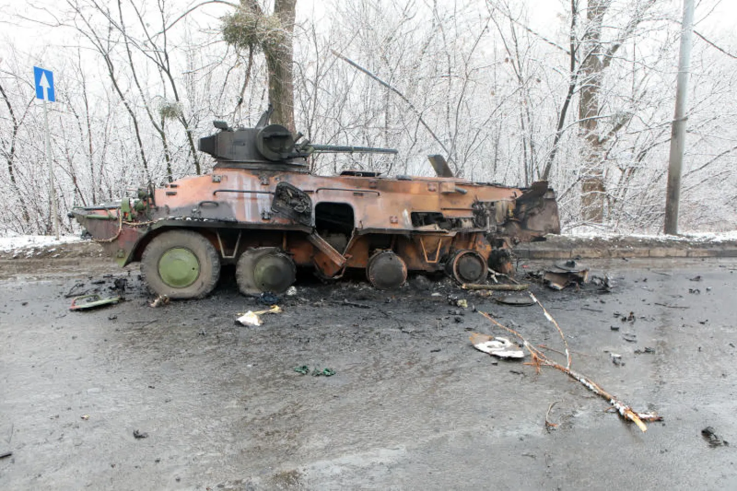 مركبة عسكرية مدمرة في أحد شوارع مدينة خاركيف (د.ب.أ)