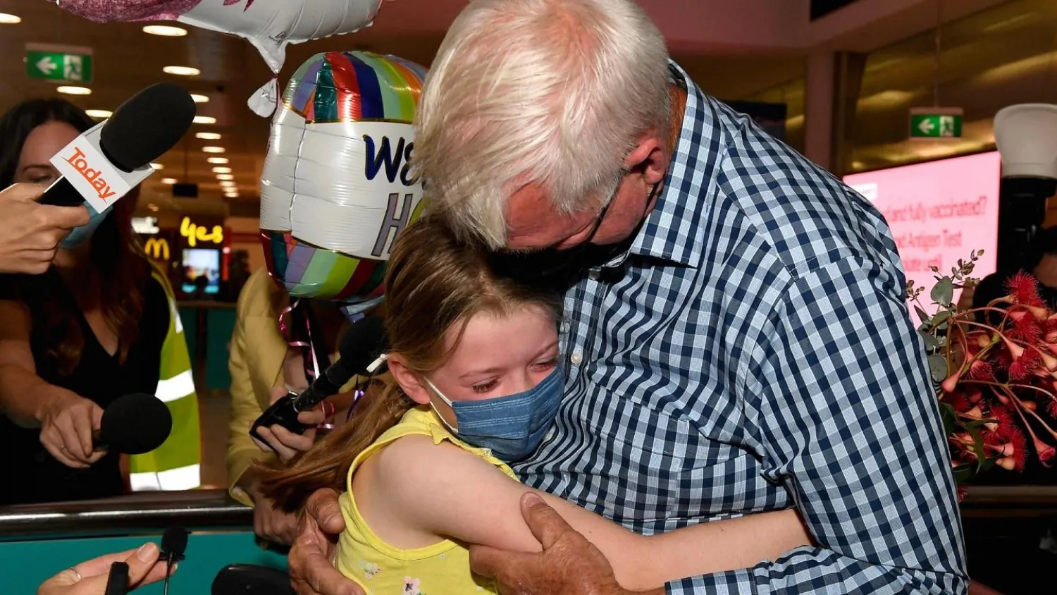 A man hugs his granddaughter upon arriving at Sydney International Airport after Australia reopened its borders for the fully vaccinated   -   Copyright  AFP
