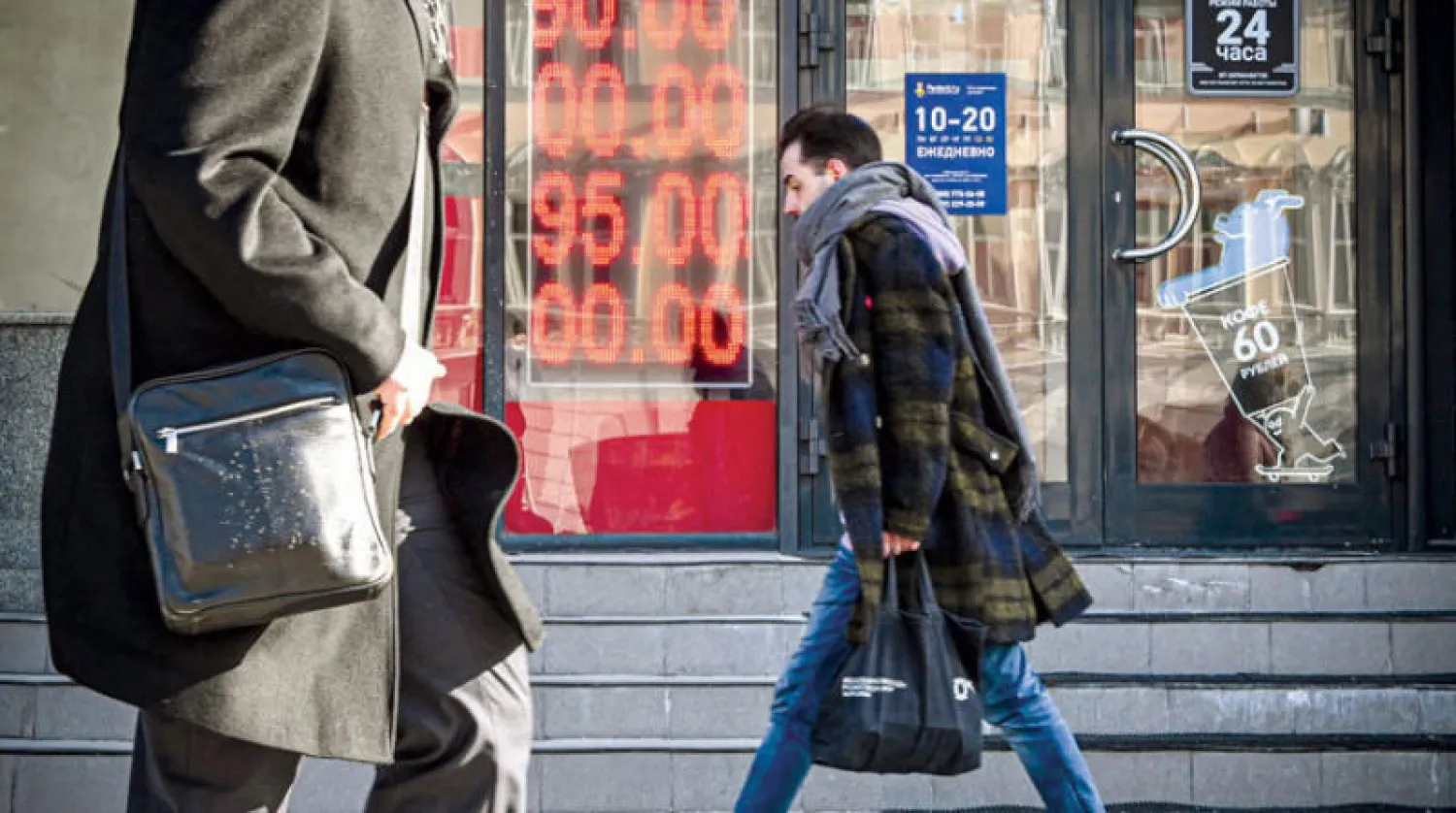 أسعار الروبل المتراجعة على واجهة مكتب صرافة في وسط موسكو (أ.ف.ب)