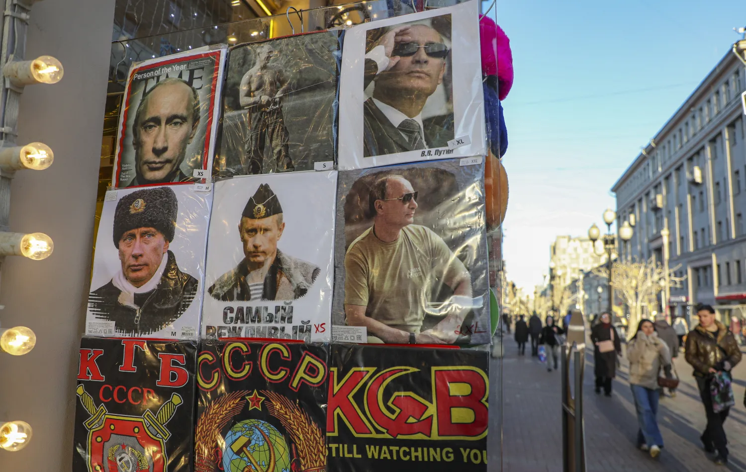 صور بوتين في أحد شوارع موسكو (إ.ب.أ)