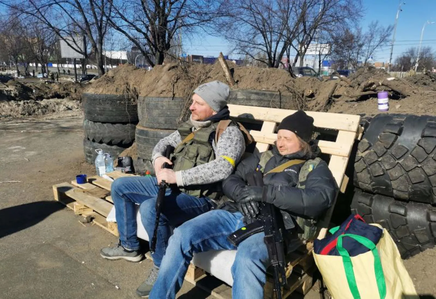 متطوعان أوكرانيان يحملان السلاح في كييف (أ.ف.ب)