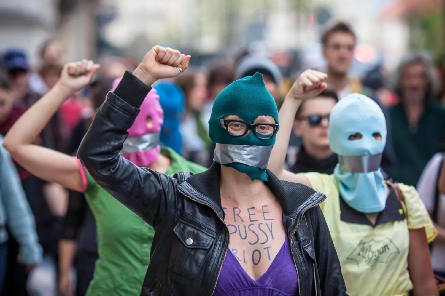 Rusya 2012'de Pussy Riot punk grubunun üç üyesine iki yıl hapis cezası vermiş ve grubun destekçileri kararı protesto etmişti (AFP)

