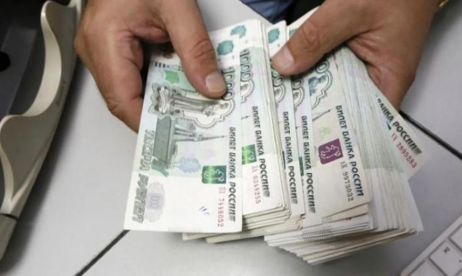 موظف يعد أوراق بنكنوت من فئة ألف روبل في شركة في كراسنويارسك في روسيا (أرشيف-رويترز)