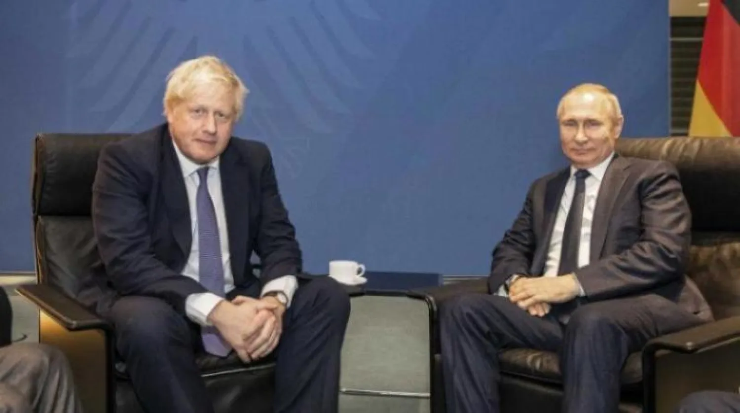 الرئيس الروسي فلاديمير بوتين ورئيس الوزراء البريطاني بوريس جونسون خلال لقائهما في برلين (أرشيفية - د.ب.أ)