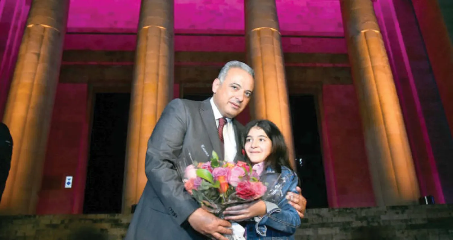 وزير الثقافة اللبناني محمد وسام المرتضى في صورة تذكارية مع الطفلة كلوي (الشرق الأوسط)