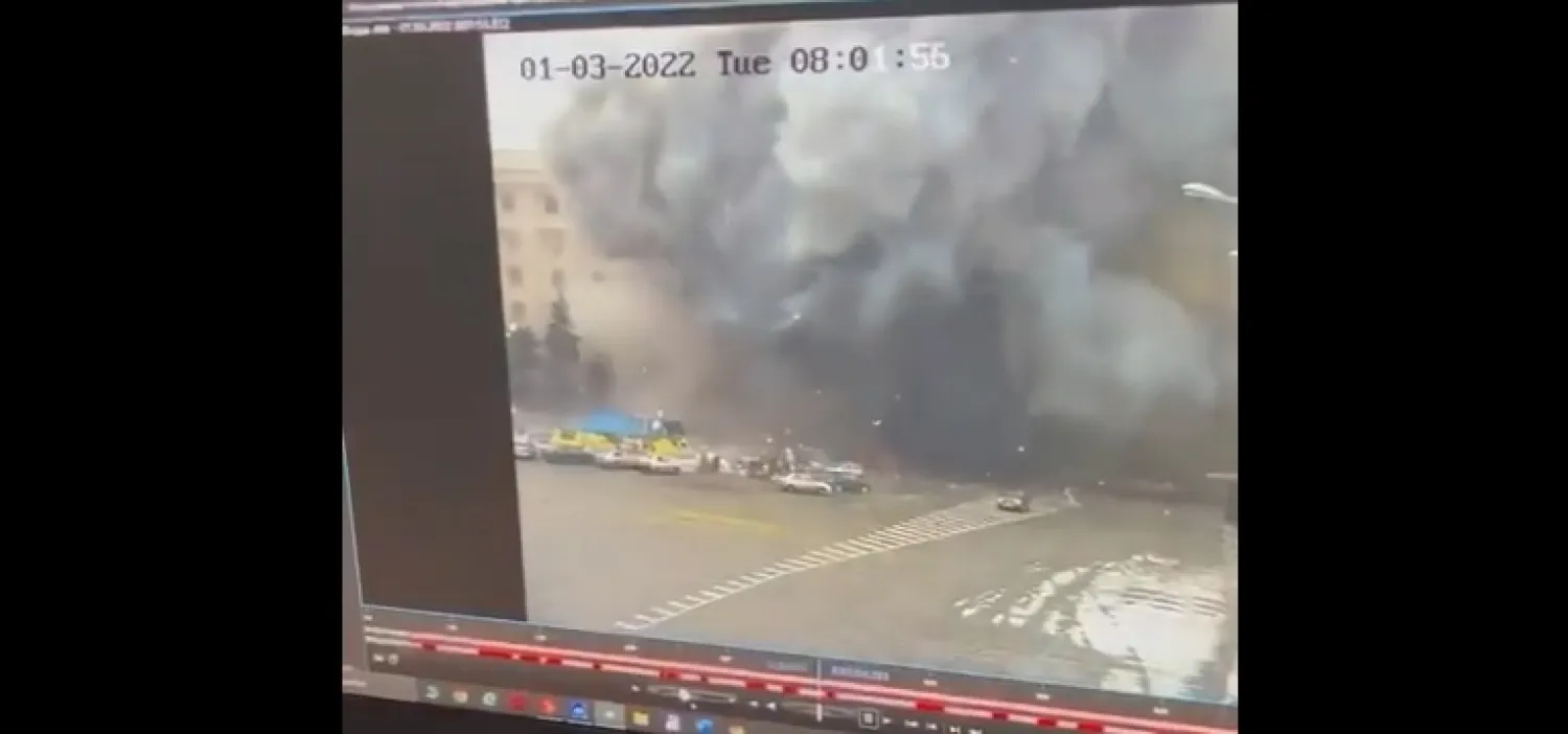 الدخان يتصاعد بعد القصف الروسي الذي طال مبنى وسط خاركيف (تويتر)