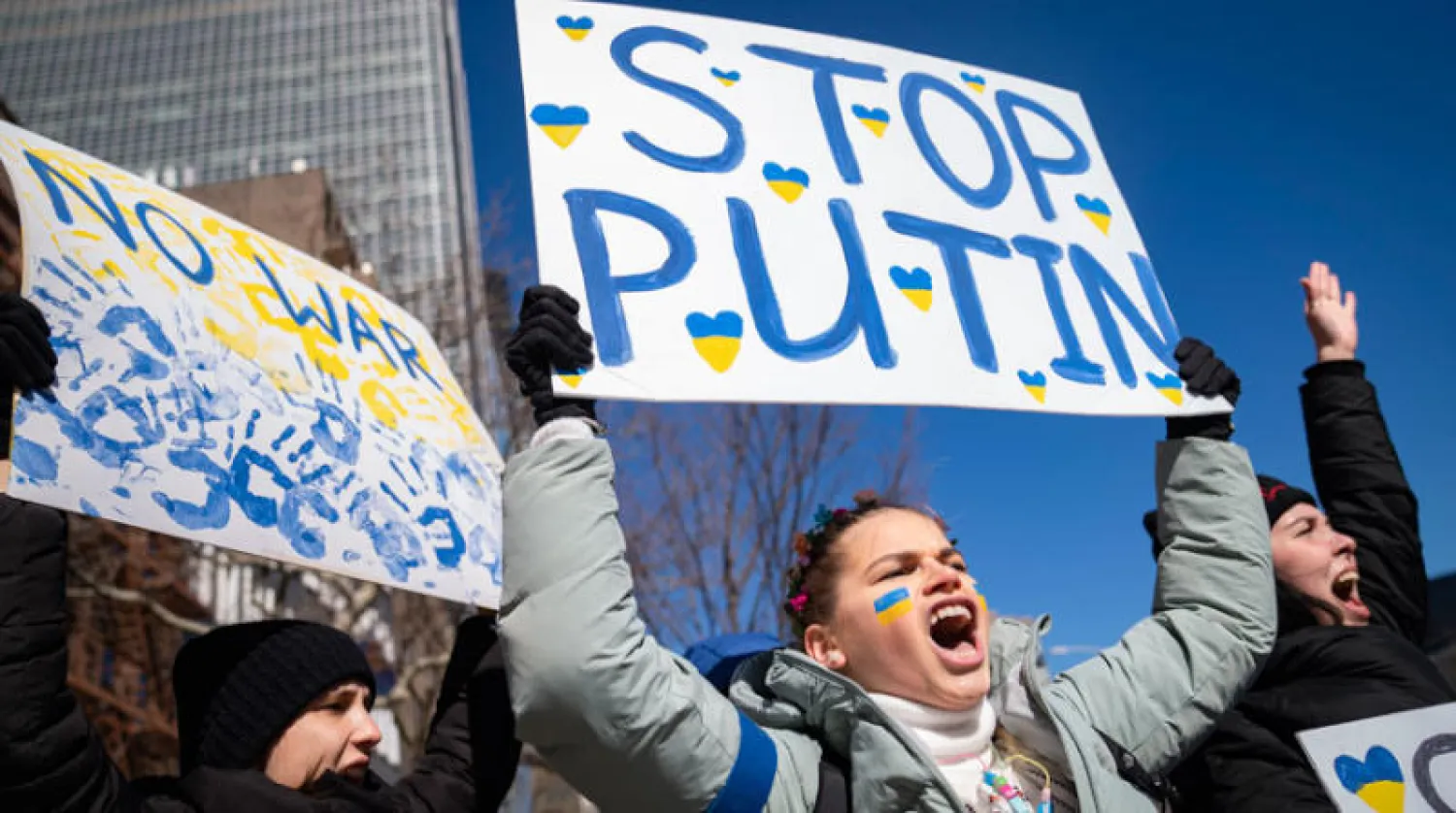 احتجاجات في نيويورك ضد الهجوم الروسي في أوكرانيا (أ.ب)