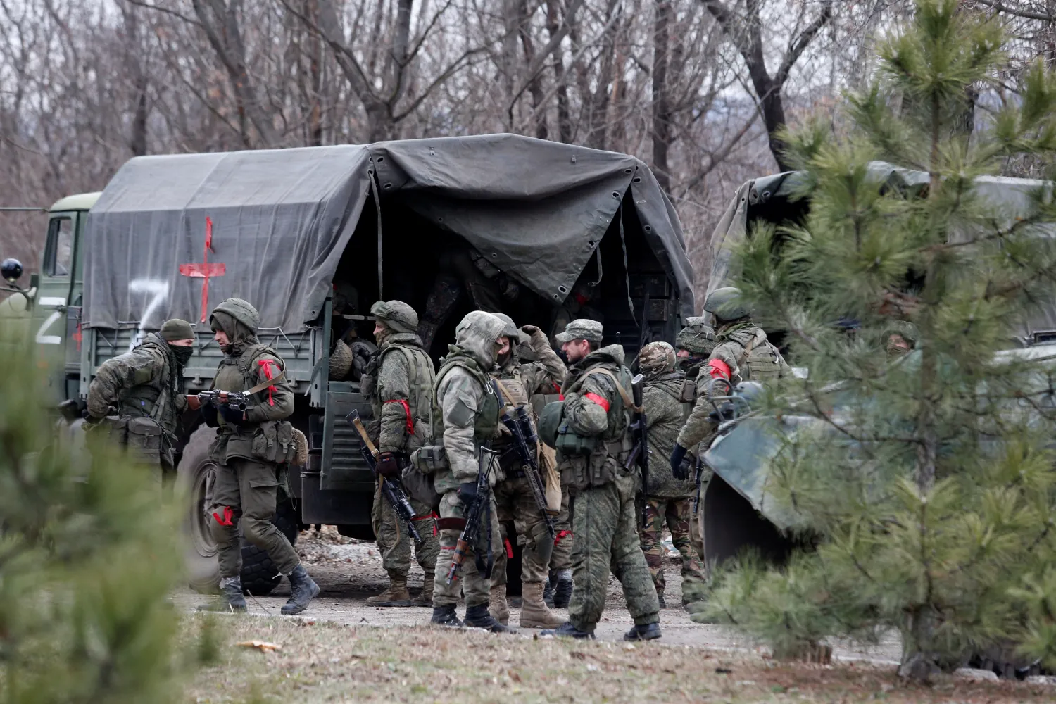 عناصر من الانفصاليين في منطقة دونيتسك الأوكرانية (رويترز)
