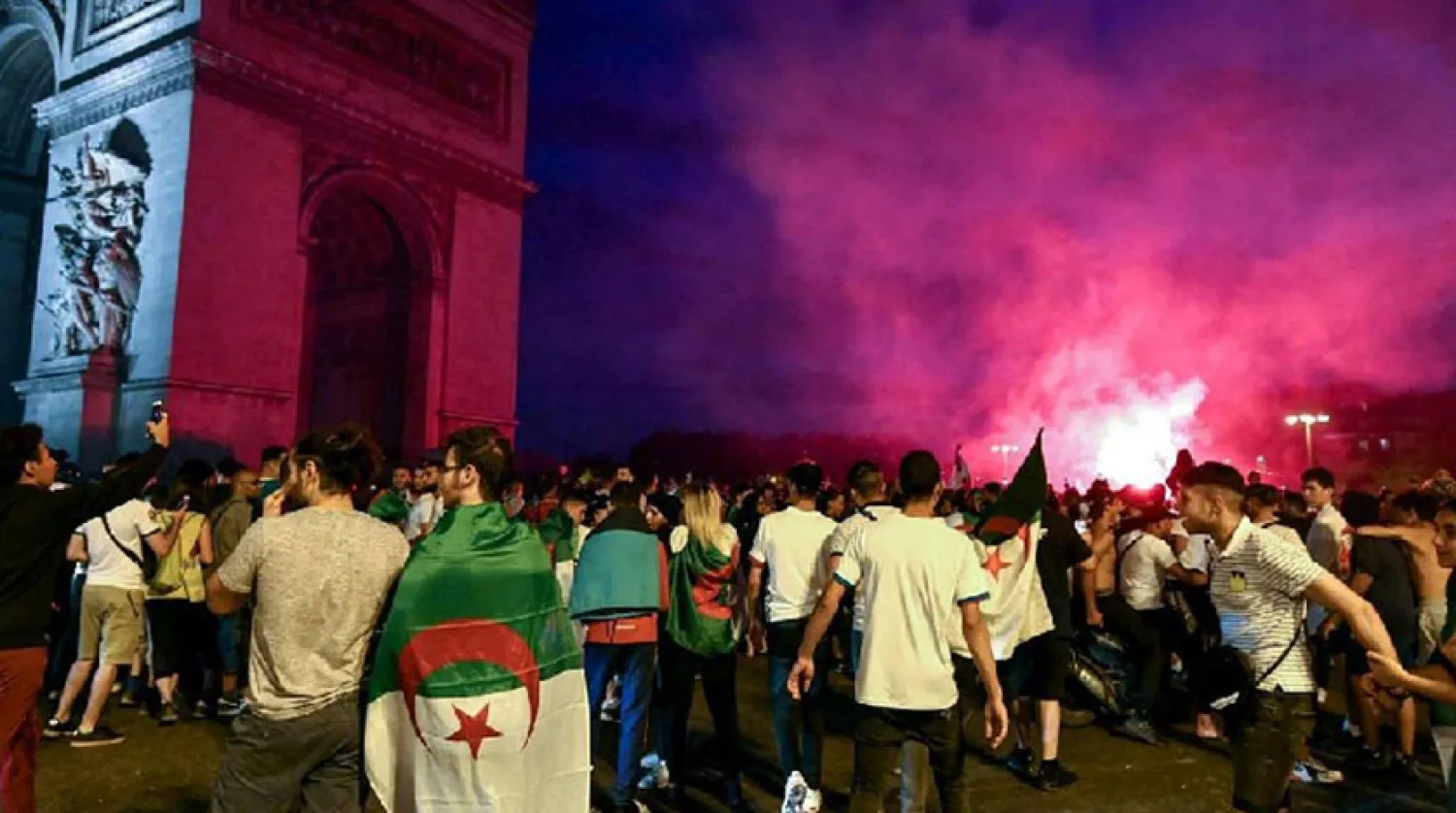 Cezayirliler Paris sokaklarına çıktılar. (Sosyal ağ siteleri)