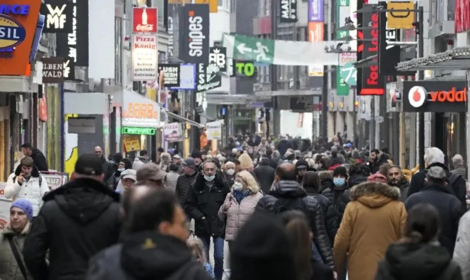 FILE - People fill up the shopping streets in Cologne, Germany, Wednesday, Nov. 17, 2021.(AP Photo/Martin Meissner, File) 