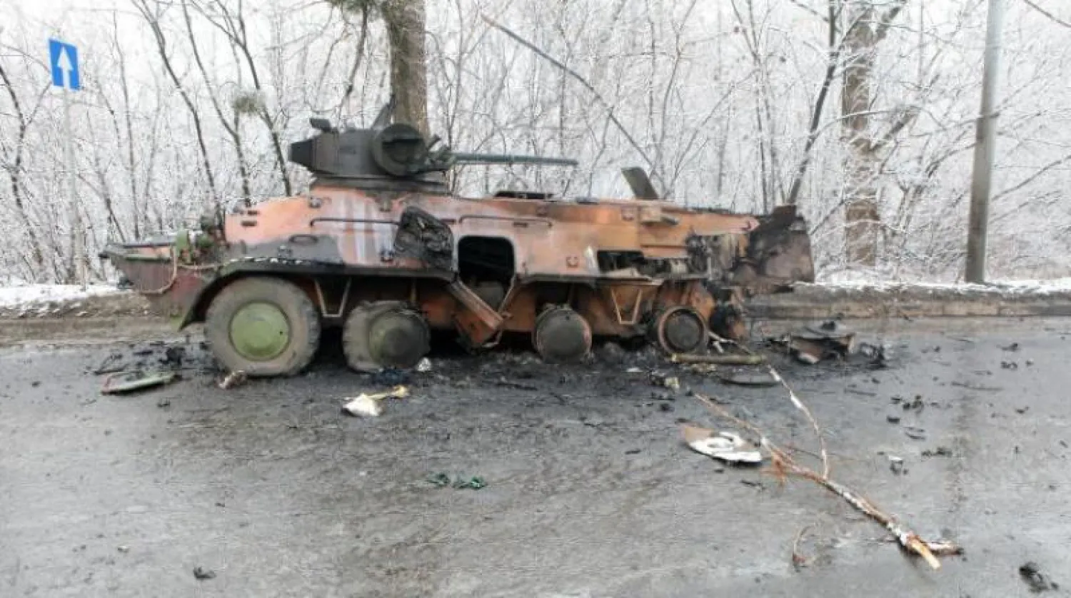 مركبة عسكرية مدمرة في أحد شوارع مدينة خاركيف (د.ب.أ)