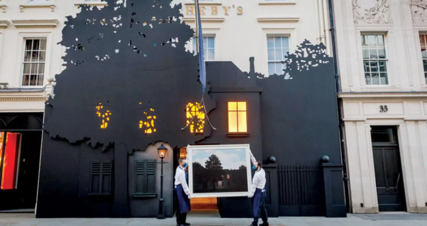 تحول مدخل دار «سوذبيز» في لندن إلى نسخة من لوحة «إمبراطورية الضوء» للفنان البلجيكي رينيه ماغريت (نيويورك تايمز)