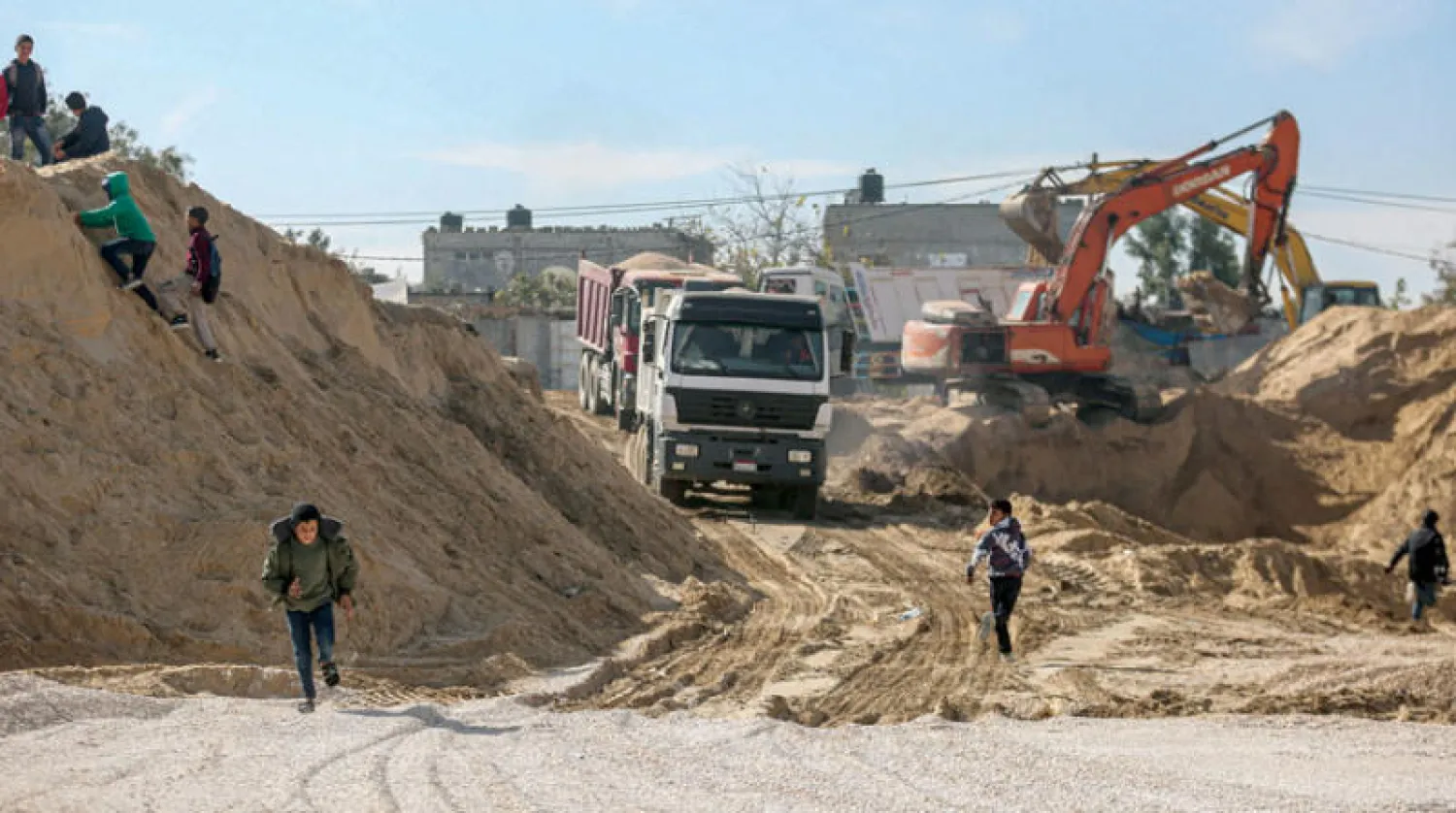 مشروع إعادة بناء الدمار في قطاع غزة عبر المساعدة المصرية في بيت لاهيا يونيو الماضي (د.ب.أ)