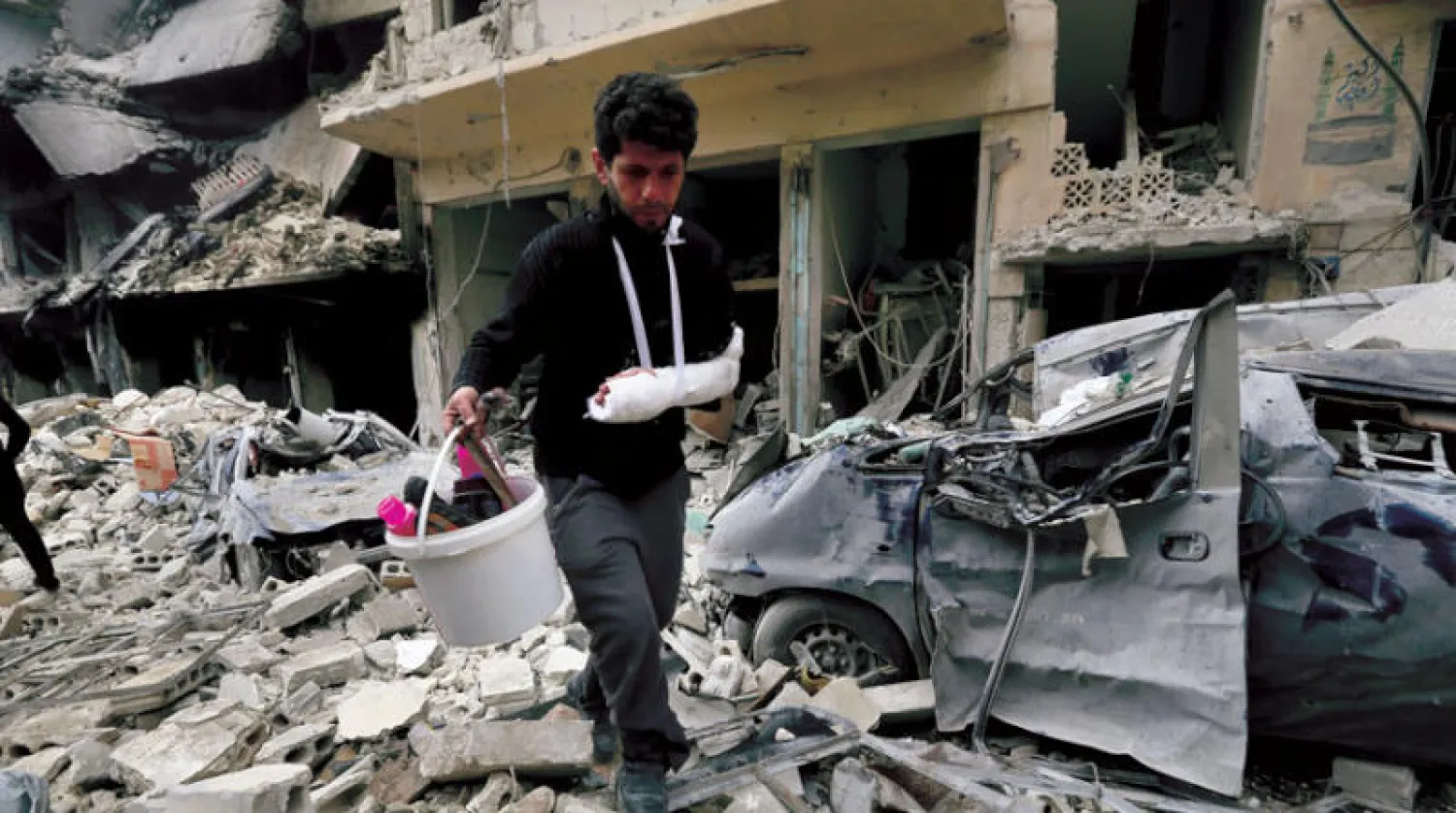 رجل وسط الدمار بعد قصف روسي على أريحا في إدلب شمال غربي سوريا في بداية 2020 (أ.ب)