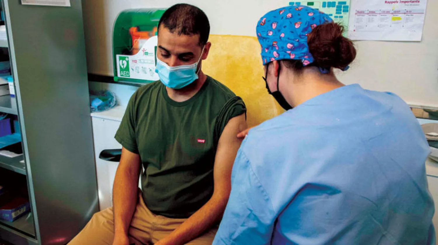 بلجيكي يتلقى جرعة لقاح أمس (أ.ف.ب)