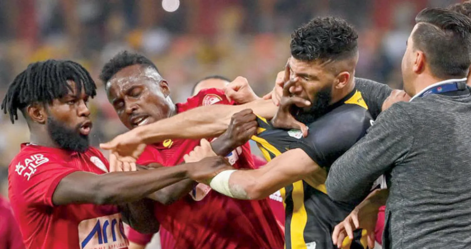 من المشاجرة التي وقعت في مباراة الاتحاد وضمك (تصوير: علي خمج)