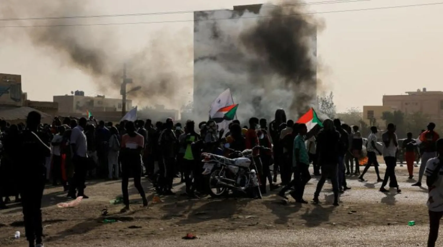 Protestocular geçtiğimiz Şubat ayında Hartum'daki darbeden sonra askeri yönetime karşı yürürken (Reuters)