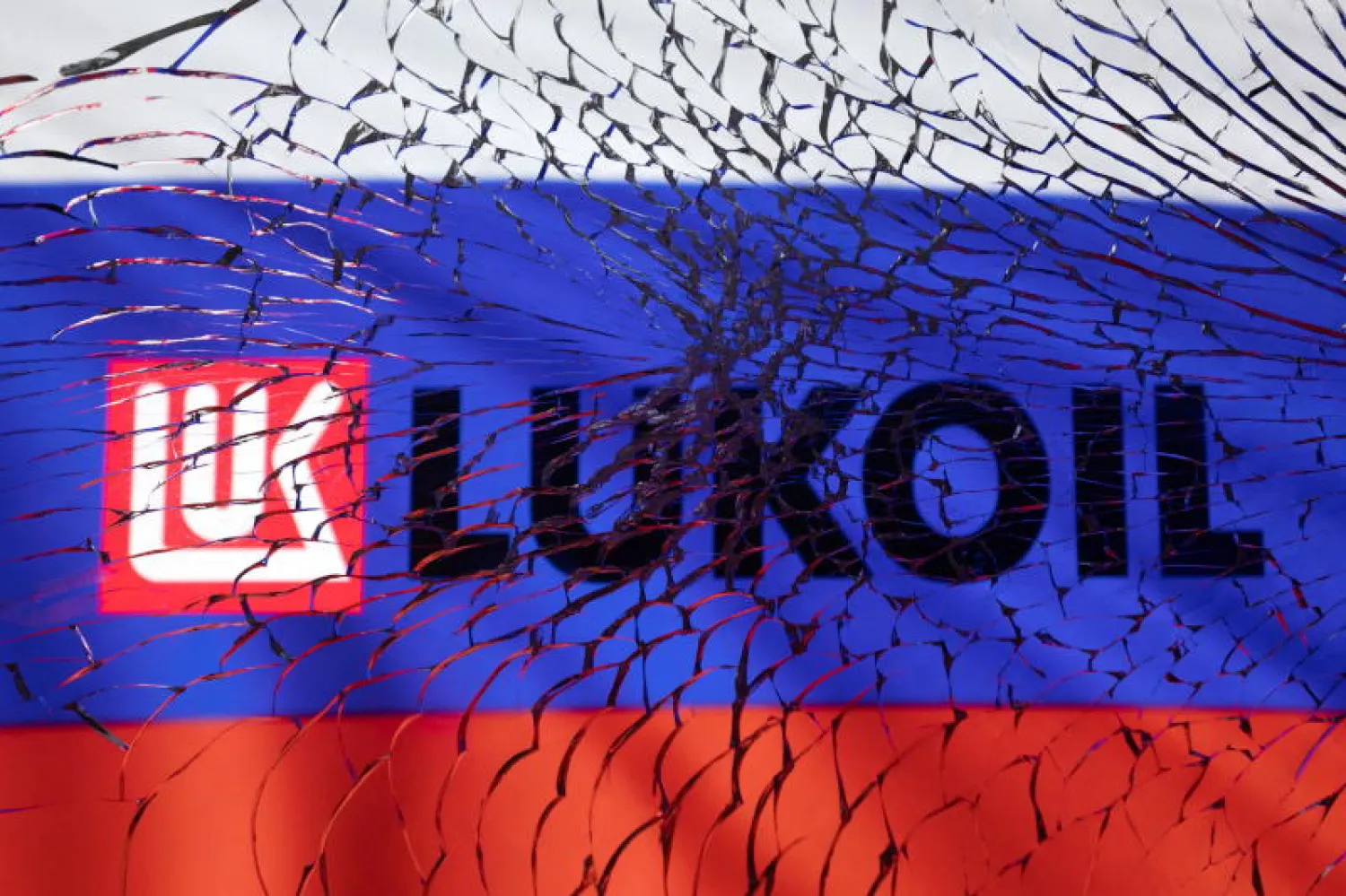 شعار مجموعة النفط «لوكويل» وفي الخلفية العلم الروسي (رويترز)